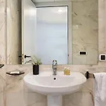 Flateli Plaça Catalunya 10 *